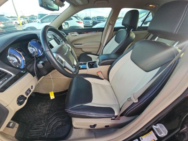 2014 Chrysler 300 2WD V6 4D